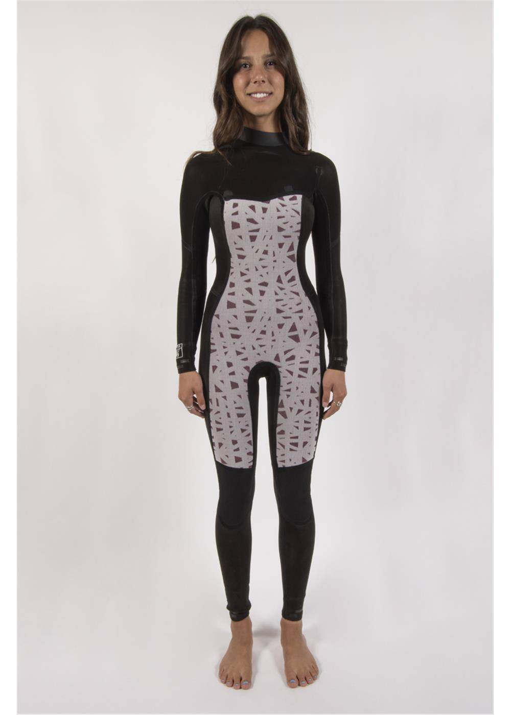 Sisstrevolution 7 Seas 3/2 chest full wetsuit in black with patterned chest panel, front view.
