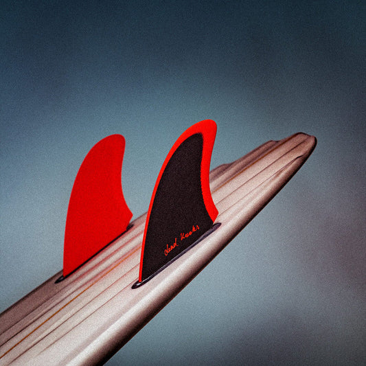 Deflow DEADKOOKS UTOPIA twin fins on surfboard