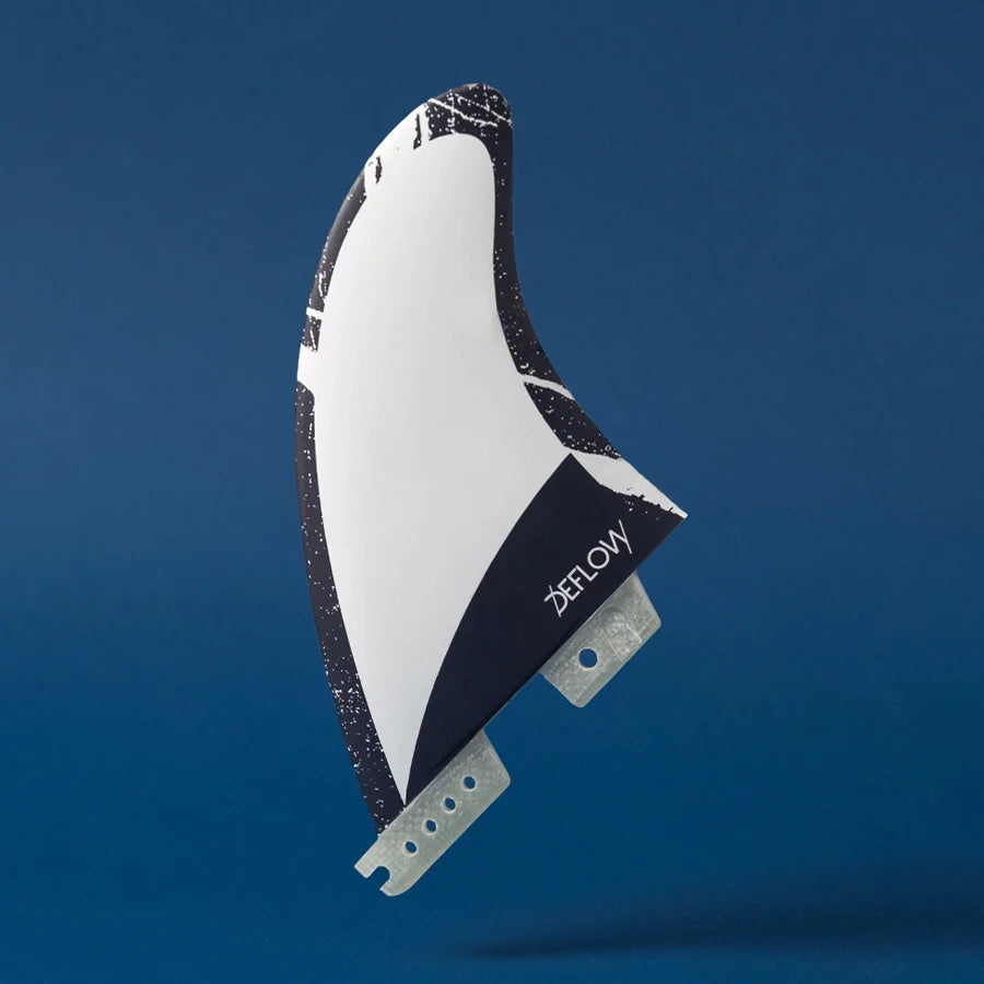 Deflow Rocket Medium shortboard fin against blue background