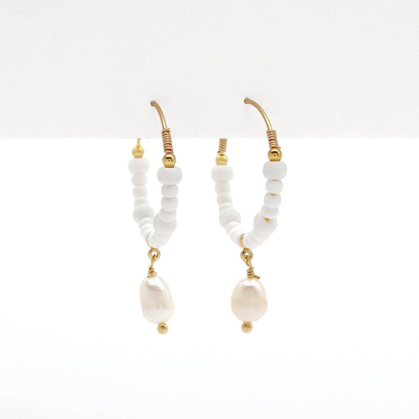 GIADA GEGAMBAR WIRE HOOP EARRINGS