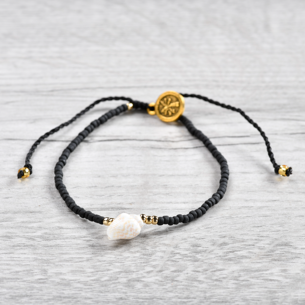 Pineapple island Shell Bracelet SH-041 with black beads and gold accents.