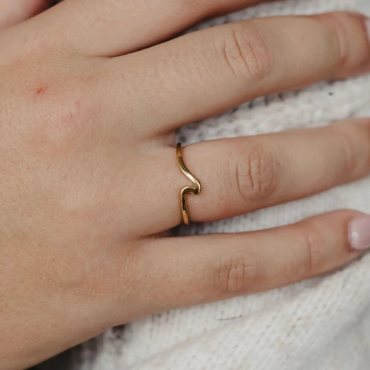 Elegant Wave Ring in 14k Gold Stainless Steel