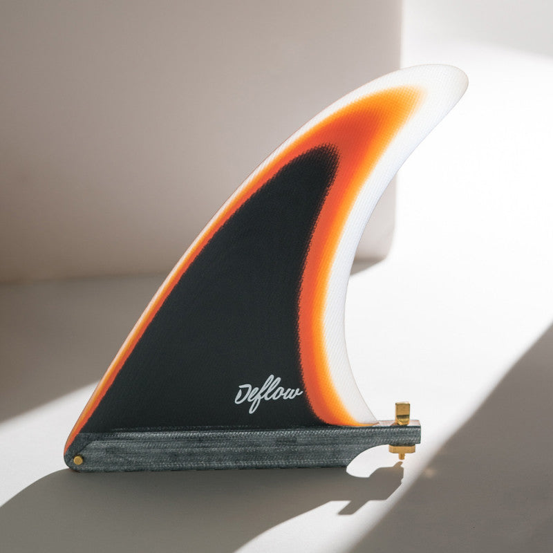 Deflow IÑIGO AGOTE 7.5-inch single fin with vibrant orange and black design.